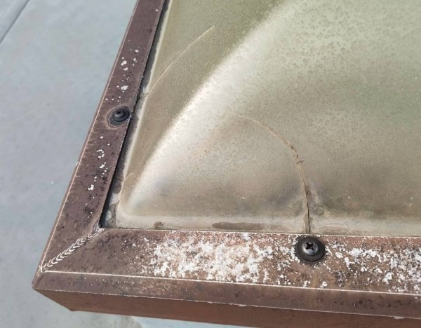 ドーム型天窓　ひび割れ